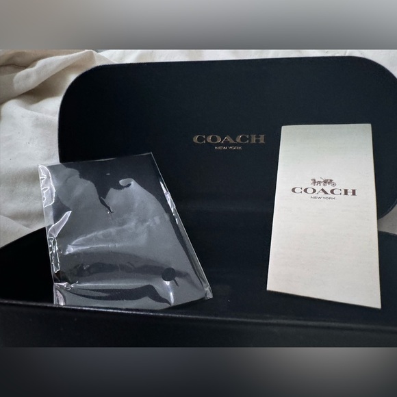 Coach sunglassessses NWT! Case , papers and cleaning clothes included - Picture 13 of 13